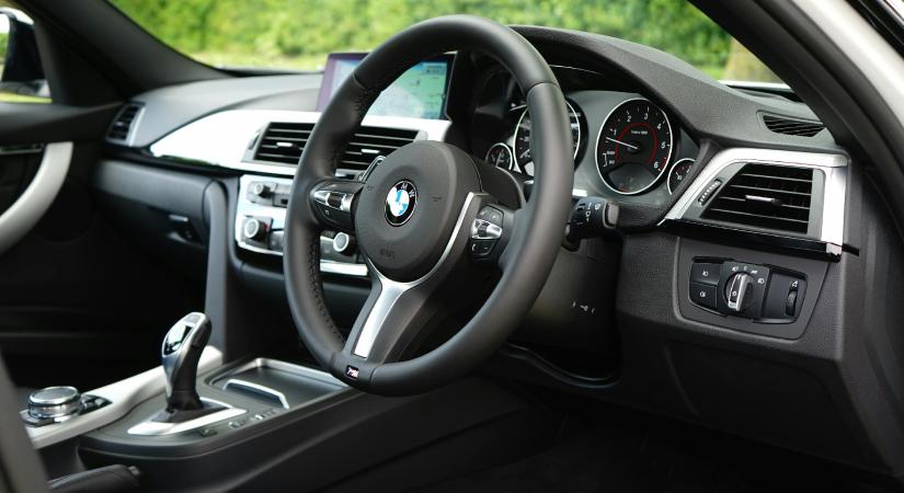 Ezt a 3 dolgot soha ne hagyja az autóban, veszélyes lehet