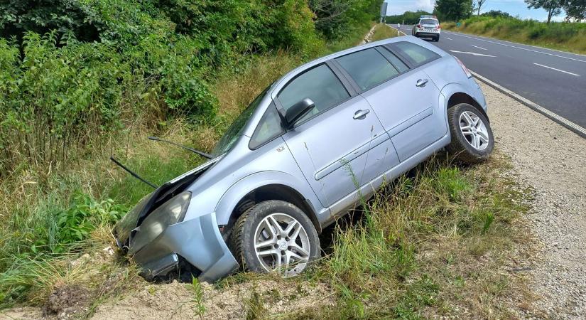 Árokba hajtott egy autó a 75-ös főúton, Zalában - helyszíni fotók!