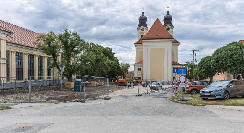 Új csapadékvíz-elvezetés épül a tatai nagytemplom védelmére