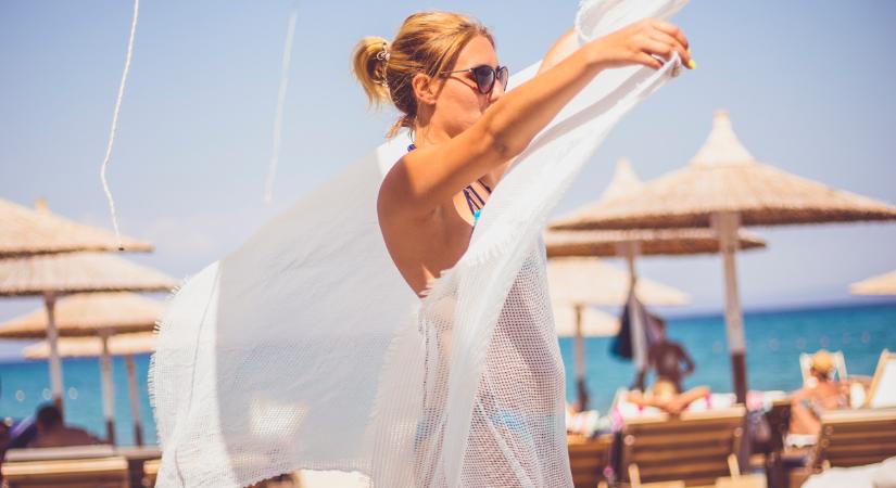Sikkes strandruha lesz a nyári kendőből, ha így kötöd meg: nőies megjelenés egyszerűen
