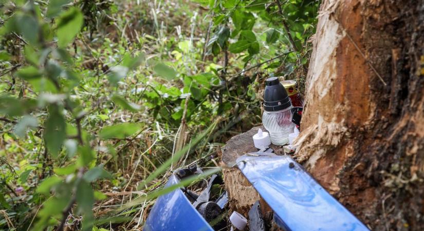 A tragédia minden nyoma látszik a földvári baleset helyszínén, valaki megrázó dolgot tett a törmelékek közé