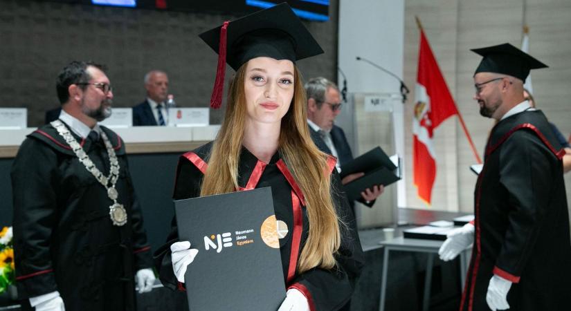 Diplomaosztó ünnepség a Neumann János Egyetemen, több mint 270 hallgató vehette át oklevelét