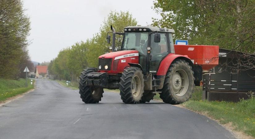 Hordágyon vitték el, miután egy traktor alá szorult egy férfi Hevesben