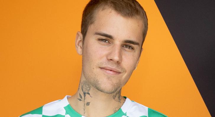 Justin Bieber családi fotókon mutatta meg kisfiát, aki úgy nő, mint a gomba, de a követők szerint valami nem stimmel
