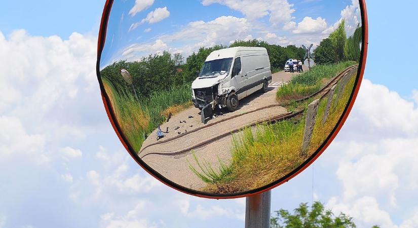 Sivítva csapódott a kisbuszba a vonat, már nem lehetett elkerülni az ütközést – fotókkal
