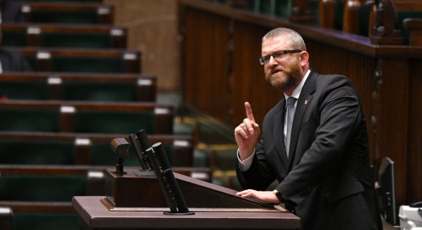 Vizsgálat indul egy lengyel EP-képviselő ellen, aki „kamunak” nevezte a gázkamrák létezését