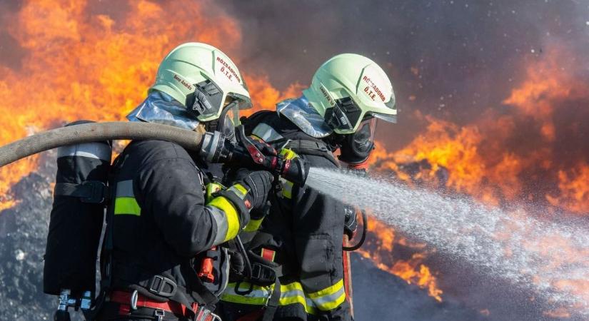 A lángok csapdájában: 3-an is megsérültek Hevesben lakástűz során