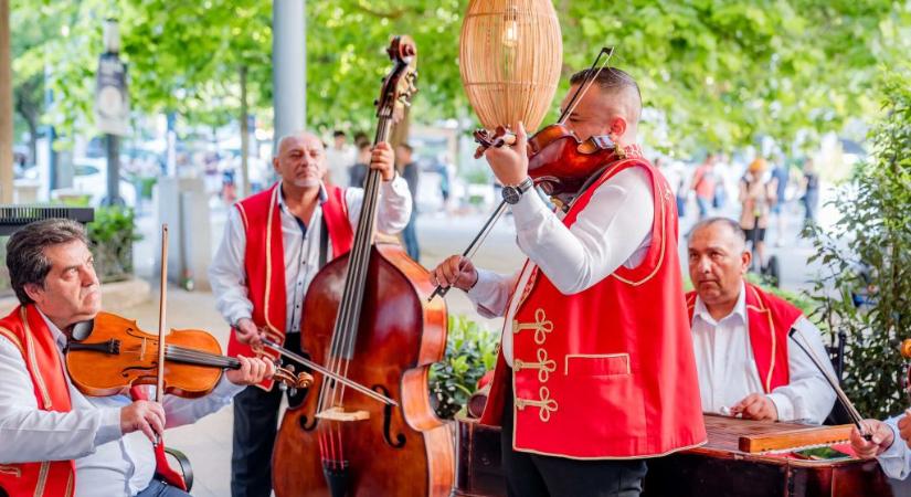 Cigányzenekarok fogadják a turistákat a forgalmas közlekedési csomópontokon