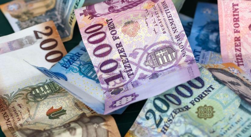 Egyre csúnyább mínuszban a forint, a dollár menetelése csak nem lassul