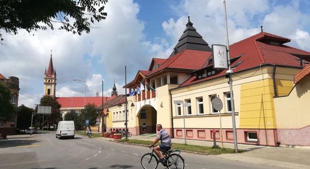 Zentán a levéltár, Magyarkanizsán a fürdő felújítási tervének kidolgozását támogatja a kormány