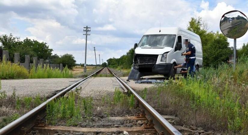 Baleset történt egy vasúti átjáróban: fotókon a durva csattanás