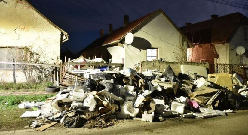 Szemétdomb lett az udvarból – vádat emeltek két szomszéd ellen Tolnában!