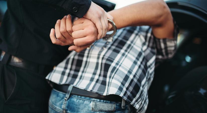 Autós ámokfutót fogtak a mátészalkai rendőrök, a drogos sofőr egyiküket combon harapta