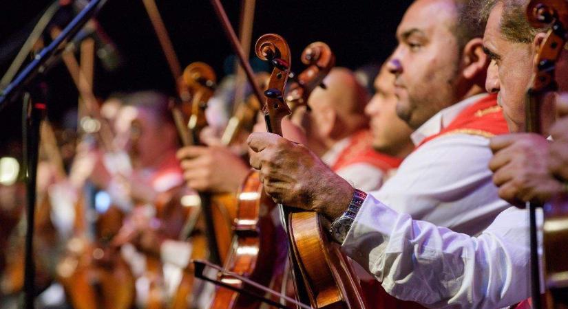 Tradicionális cigányzene köszönti a turistákat a forgalmas közlekedési csomópontokon