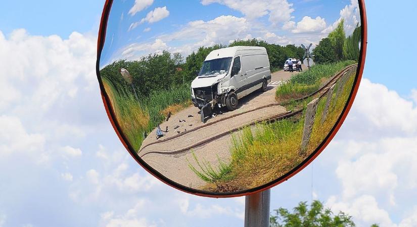 Kisbuszt ütött el az érkező vonat a vasúti átjáróban - a sofőr nem adott elsőbbséget... Képek a helyszínről