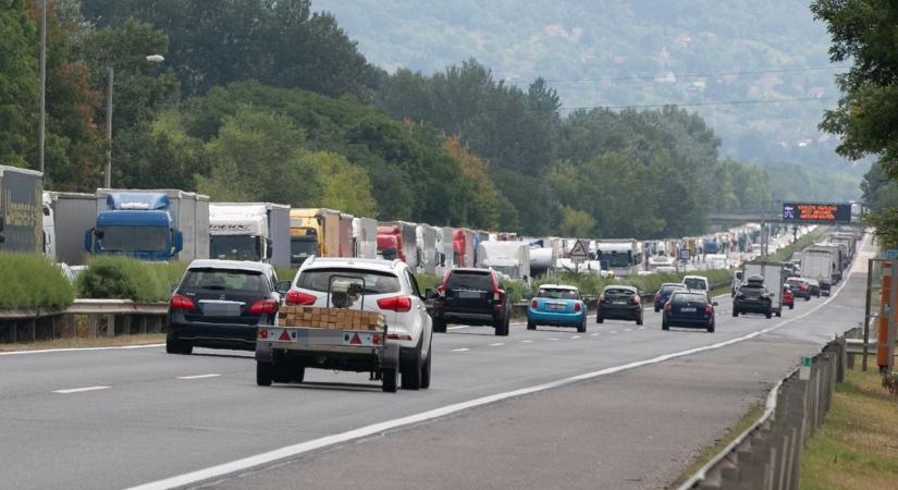Újabb súlyos karambol történt az M1-esen, a forgalmat is megállították