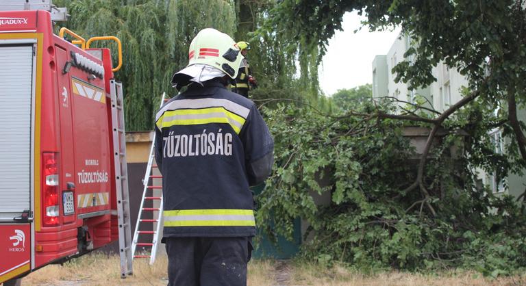 Hét tűzoltó megsérült a viharkárok felszámolása közben, ketten súlyos sérüléseket szenvedtek