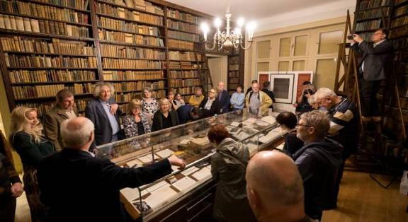 „Úgy kell rúgni, művészkém!” Esterházy Péter és mesterei - Időszaki tárlat az Evangélikus Országos Könyvtárban