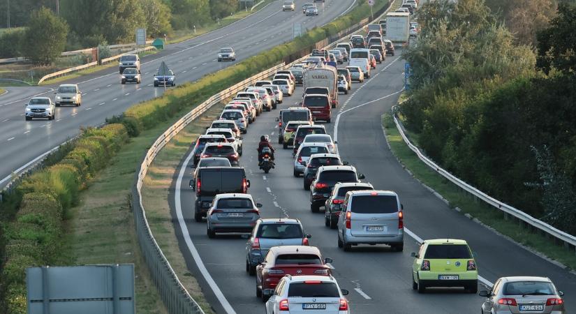 Elesett az M1-es, baleset miatt megállították az autópálya forgalmát – mentőhelikopter is érkezett a helyszínre