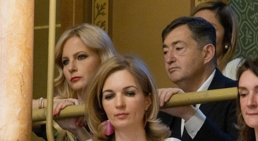 Különös helyen tűnt fel Mészáros Lőrinc, a kamera nem merte venni őt