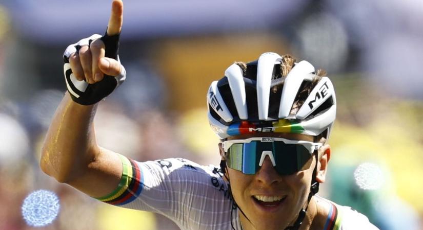 Tour de France 2025 - Pénteken sem úszták meg a bukást, másodszor nyert szakaszt a címvédő - videón a hatalmas esés