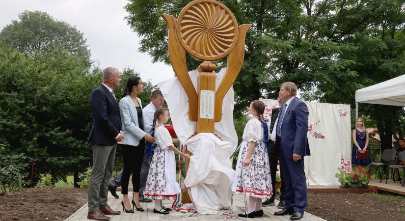 A múlt, a jelen és a jövő jelképét avatták Alsódobszán (fotók, videó)