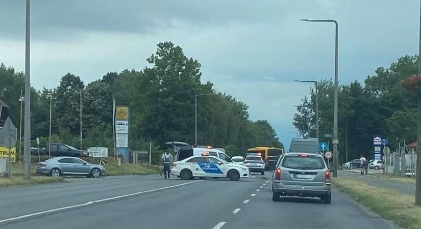 Harapós ámokfutó - megbilincselve támadt a rendőrre