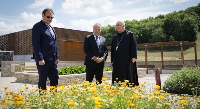 Új, izgalmas tanösvények a pannonhalmi arborétumban