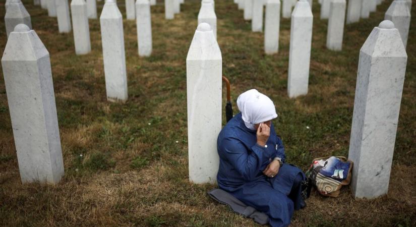 Részvétet nyilvánított a szerb elnök a srebrenicai áldozatok családjainak