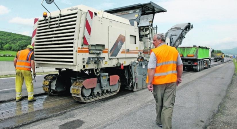Szombaton javítani fogják az R1-es autóút burkolatát a vágai hídnál