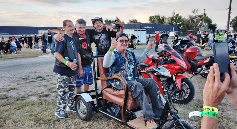 Ezt nem hiszi el! Motorfotelt gyártott egy kényelmes veterán benzinbandita