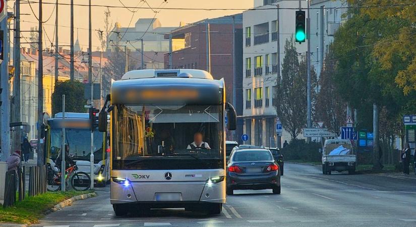 Lezártak egy forgalmi debreceni útszakaszt, több megállót is kihagynak a buszok