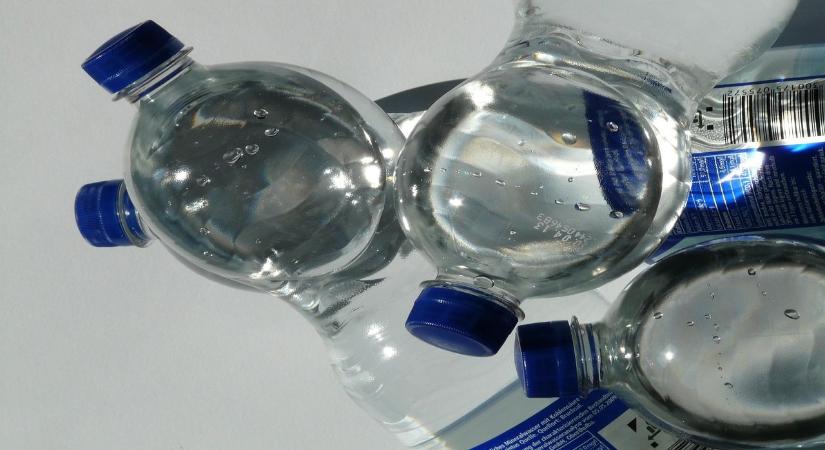Egyetlen ásványvíz márkában nincsenek mikroműanyagok: szakértők vizsgálták be a termékeket