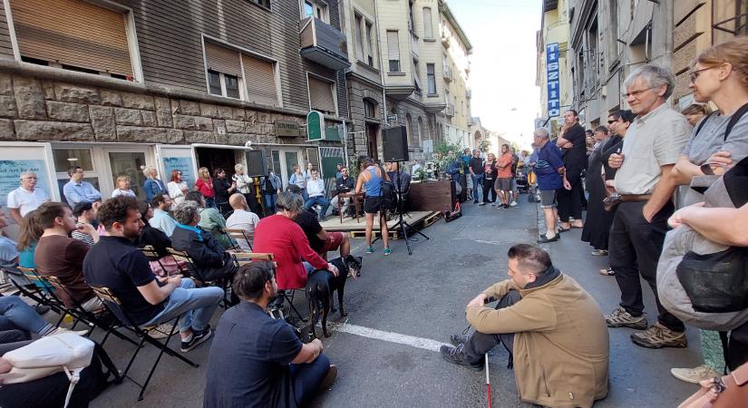 A sétáló Tűzoltó utca ellenzői messziről érkeztek
