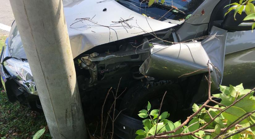 Brutális ütközés a 31-es főúton: autó döntött ki egy villanyoszlopot