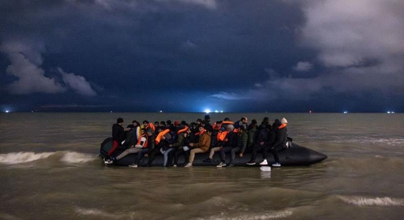 Kiverte a biztosítékot Macron és Starmer migránsalkuja a Csatorna francia partjain