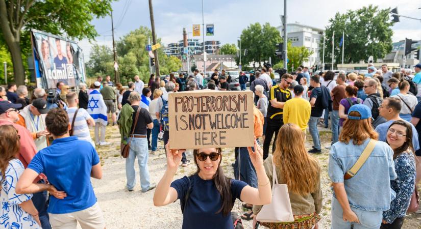 „A Kneecap zenének álcázott ideológiai fegyver, amely a holokauszt tagadása, a terror éltetése és Izrael megsemmisítése üzenetét hordozza”