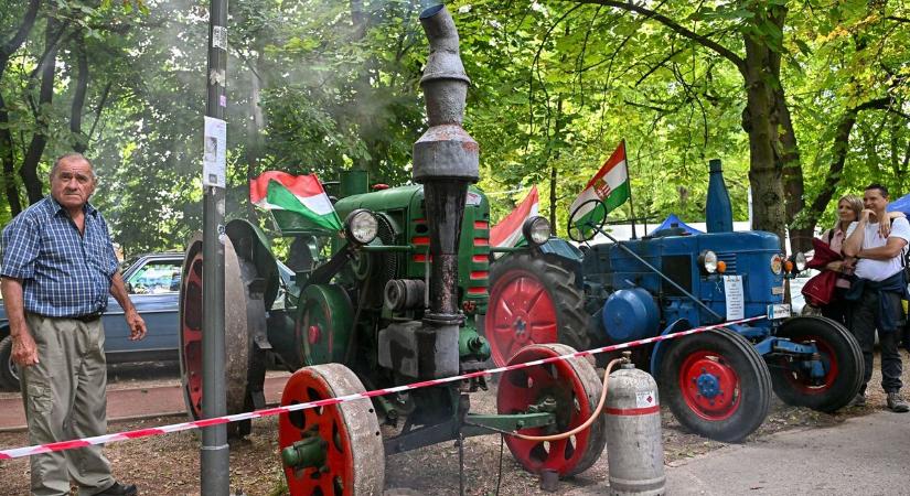 Együtt majdnem 150 éves volt az Érsekkertben pöfögő két muzeális traktor az Egri Bor Ünnepén  galéria és videó