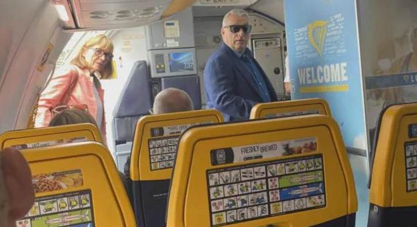 Fapados repülőgép fedélzetén fotózták le Orbán Viktort és feleségét