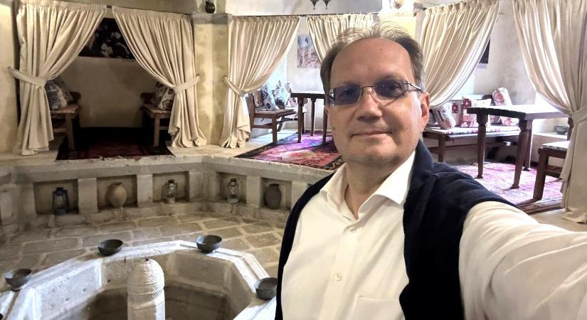 Hoppál Péter közösségi oldalán jelentkezett be a „felszabadított Karabahból”, majd kiakadt a kommentelőkön