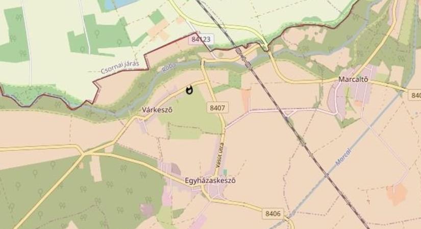 Száraz fű és több bála ég Várkeszőnél
