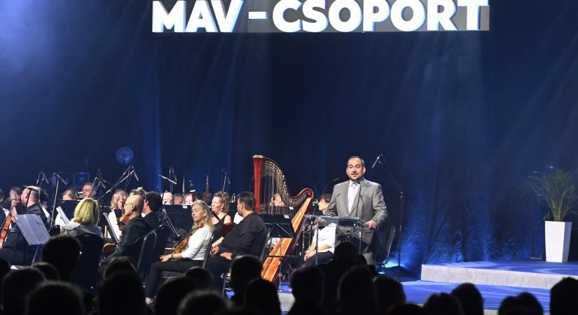 MÁV: ünnepélyes tisztavatás a vasutasnapon