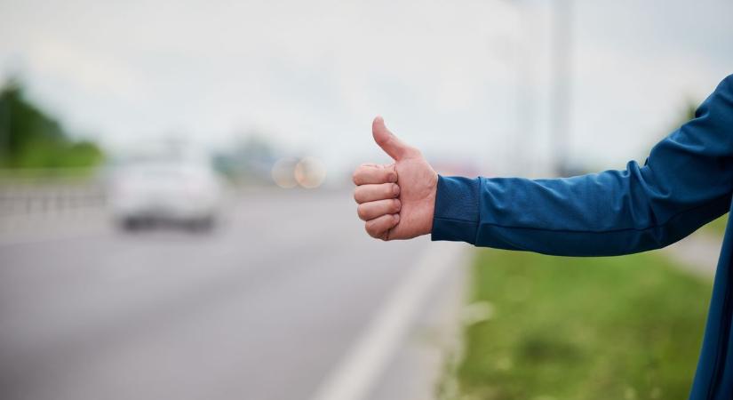 Kétségbeesve jött rá a sofőr, mitől fáj a lába a kocsijába felvett ismeretlen stopposnak