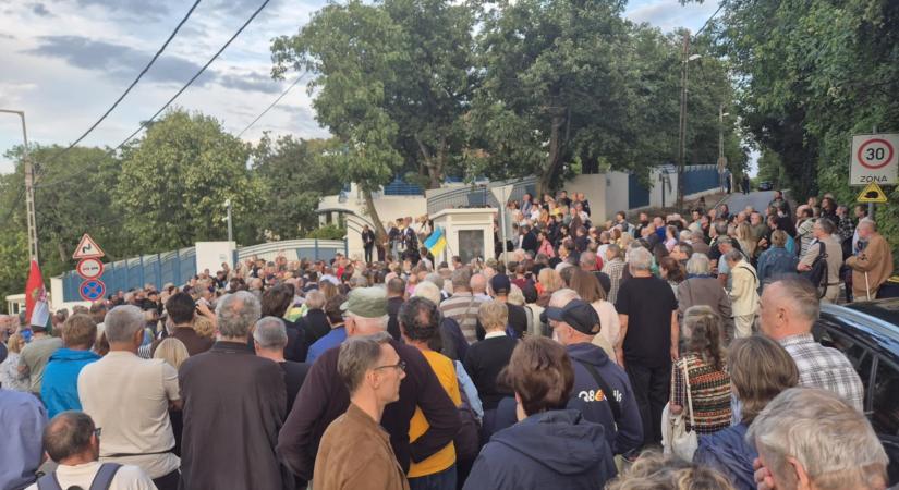Bayer Zsolt Ukrajna nagykövetsége előtt demonstrál a halálra vert magyar katona miatt