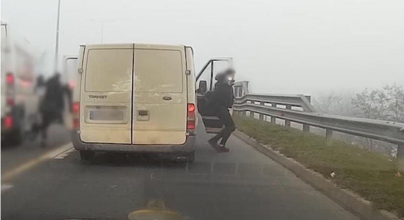 Az ítéletet sem kell majd megvárniuk a külföldi embercsempészeknek, mielőtt szabadulhatnak