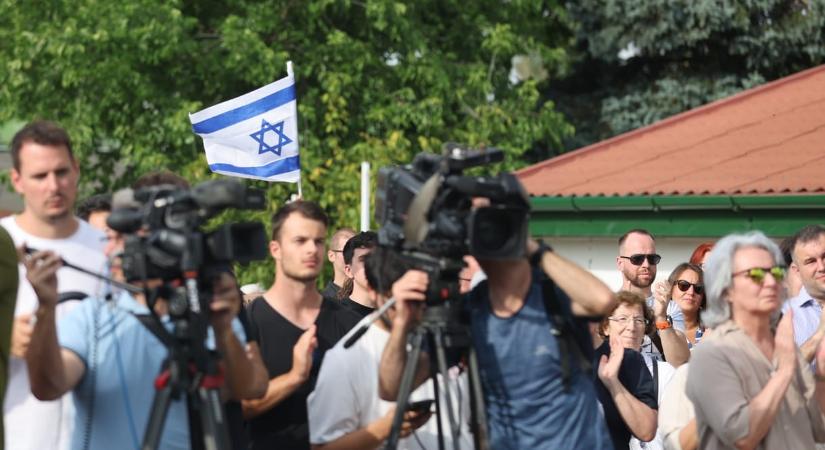 A Kneecap ellen tüntettek a Hajógyári-szigetnél