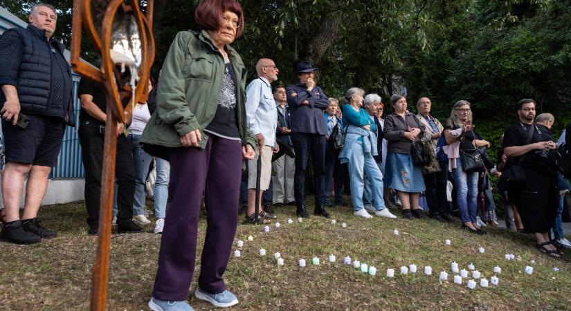 Bayer Zsolték gyertyát gyújtottak az ukrán nagykövetség előtt