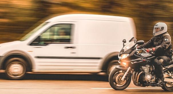 A jogász válaszol: „Tilos motorral és sávon belül előzni?”