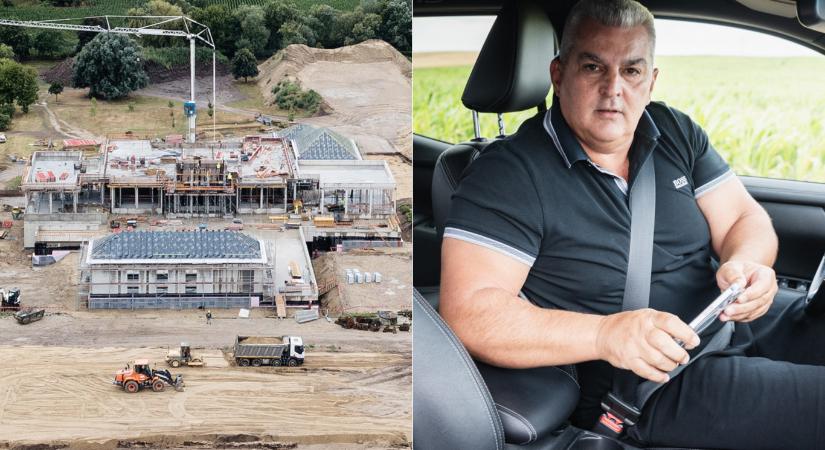 Mészáros Lőrinc új házát mentünk megnézni a Fejér megyei Beverly Hillsen, de az öccse gurult be mellénk a Mercedesszel
