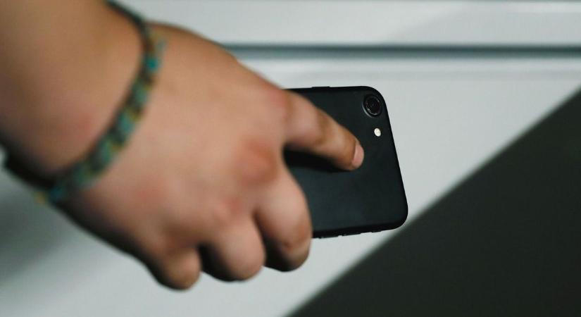 Nem ébredt jó hírekre a portás Hevesben – ellopták a mobilját, bíróság lett a vége